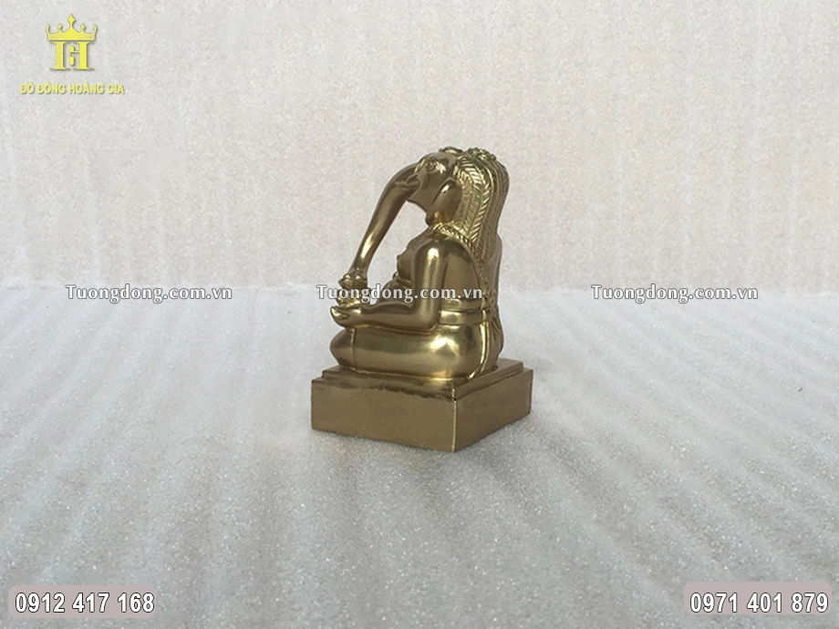 Tượng được đúc theo dáng ngồi